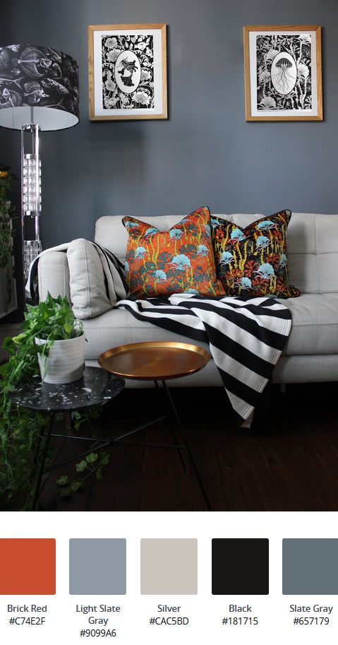 cos'è lo stile d'arredo massimalista: sofa bianco con cuscini a fantasia arancione, coperta a strisce bianche e nere, tavolini da caffè in metallo e lampada da terra 