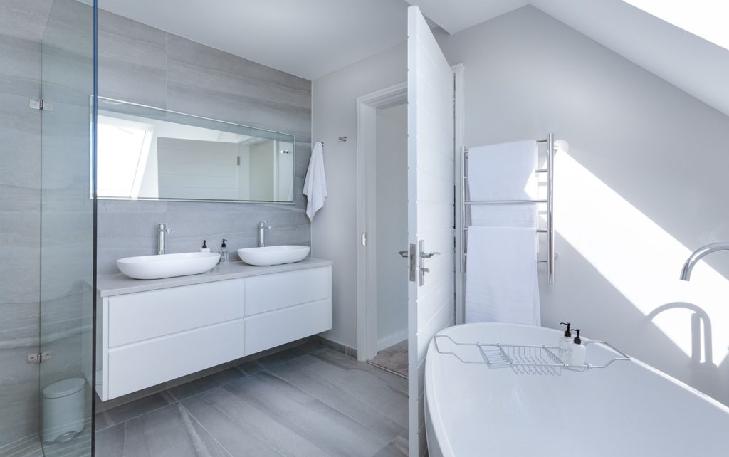 Pannelli di legno economici per mobile lavabo del bagno in laccato bianco