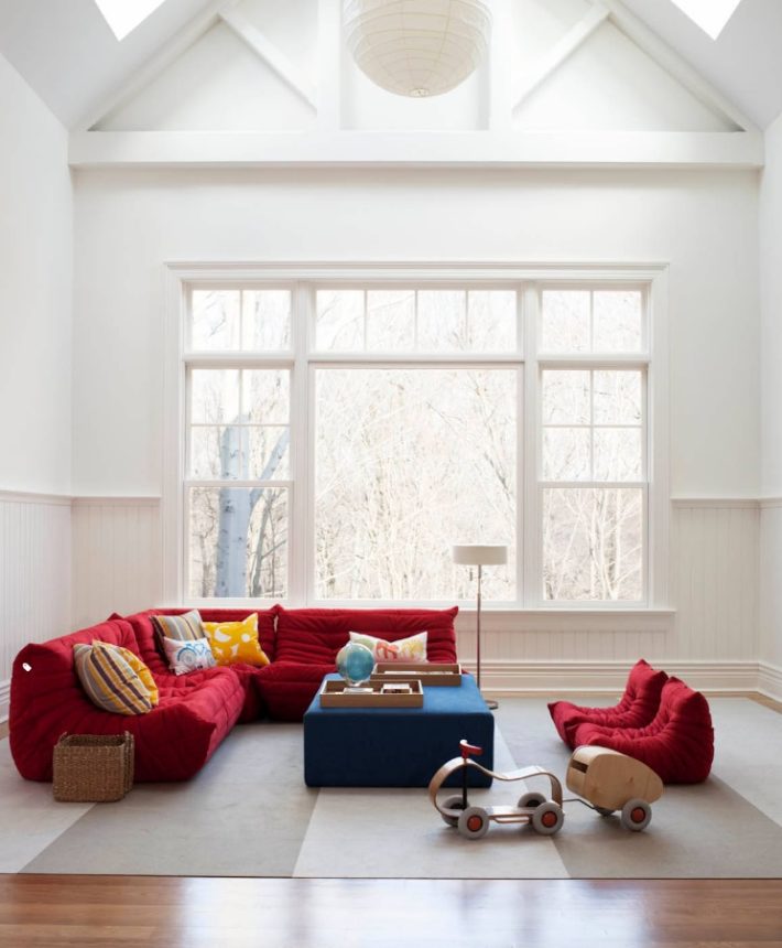 usare il rosso per arredare un soggiorno con divano rosso e pareti bianche