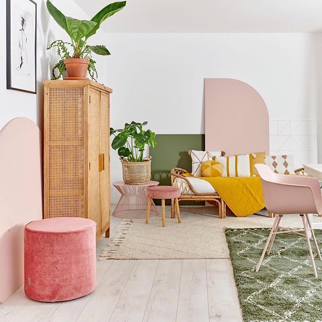soggiorno con pareti bianche ed arredi in rosa, verde, senape e paglia di Vienna