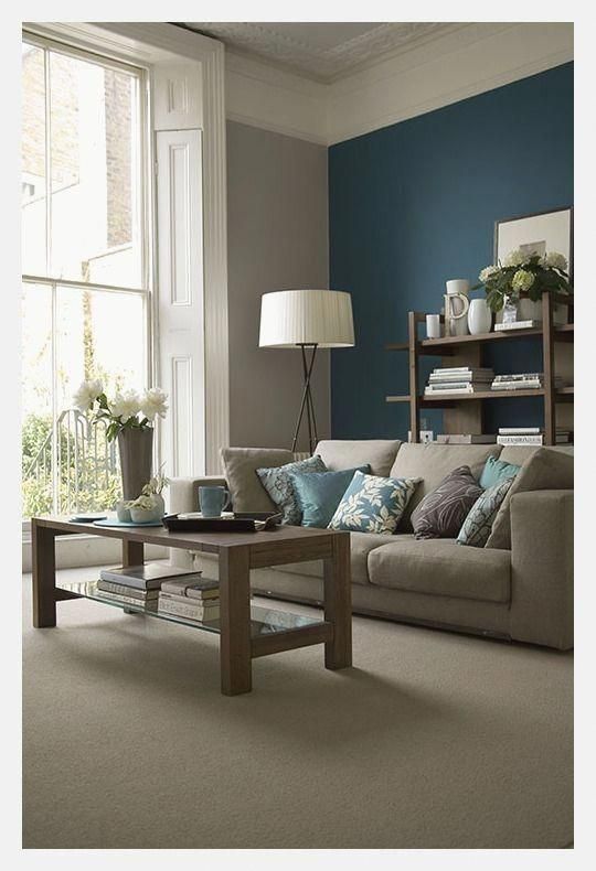 imbiancare casa colori e abbinamenti di tendenza in un soggiorno chiaro con parete di fondo scura 