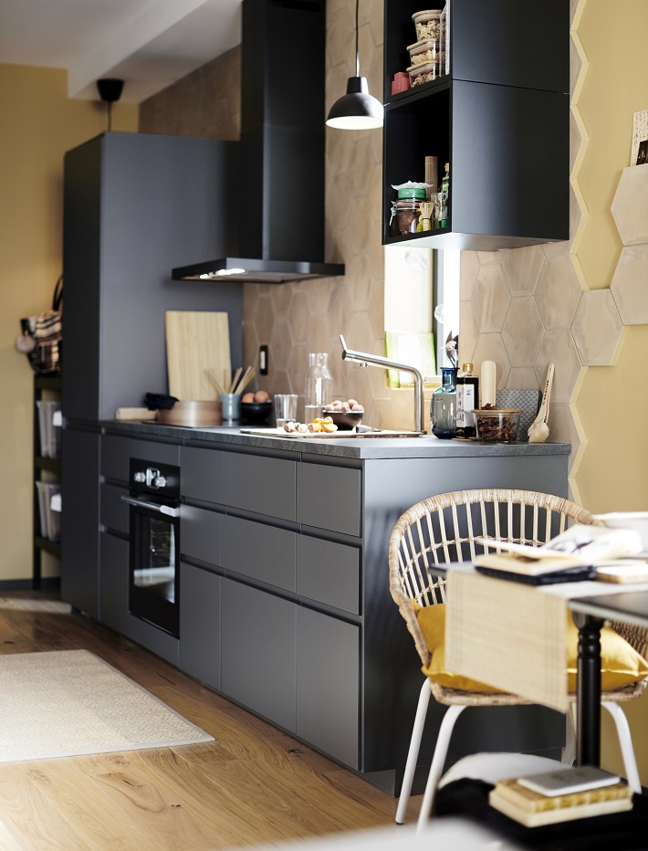 consiglio per l'illuminazione della cucina nera lineare