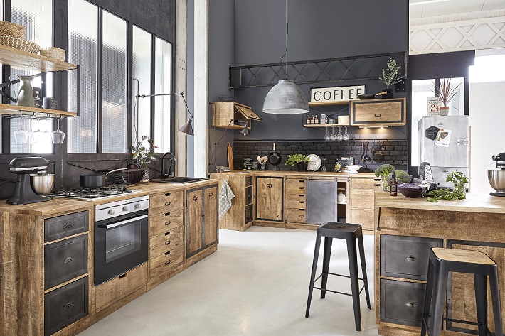 cucina con isola industriale in ferro e rovere con pareti nere