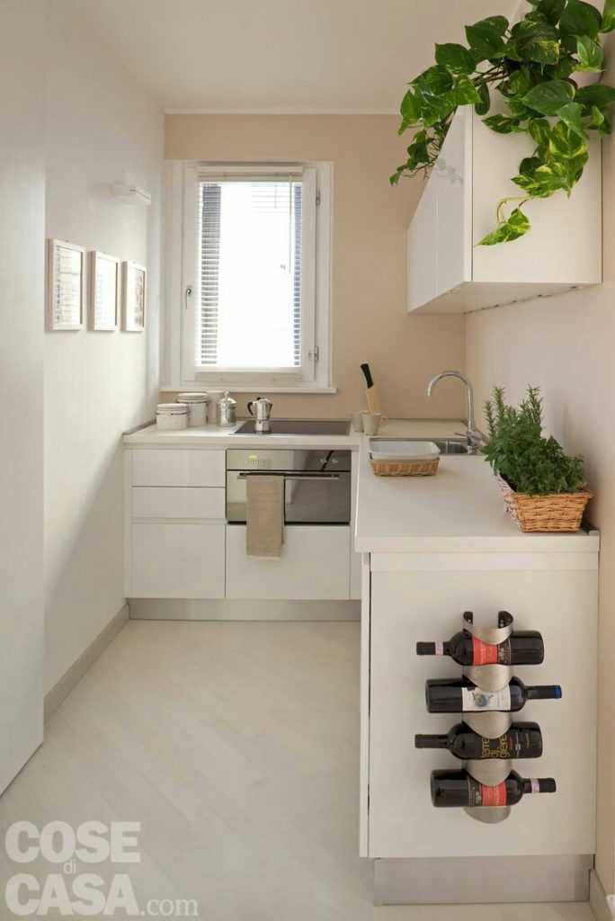 arredare la cucina sotto la finestra col piano cottura ad induzione