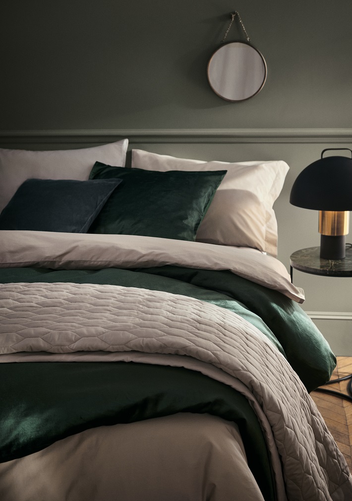 Idee colori per la camera da letto in verde sottobosco e bianco con dettagli oro 