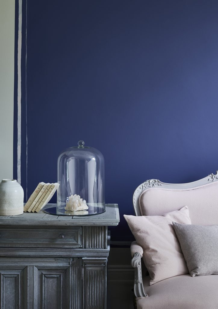 Palette e ambientazione con parete color azzurro cielo per arredare casa con stile