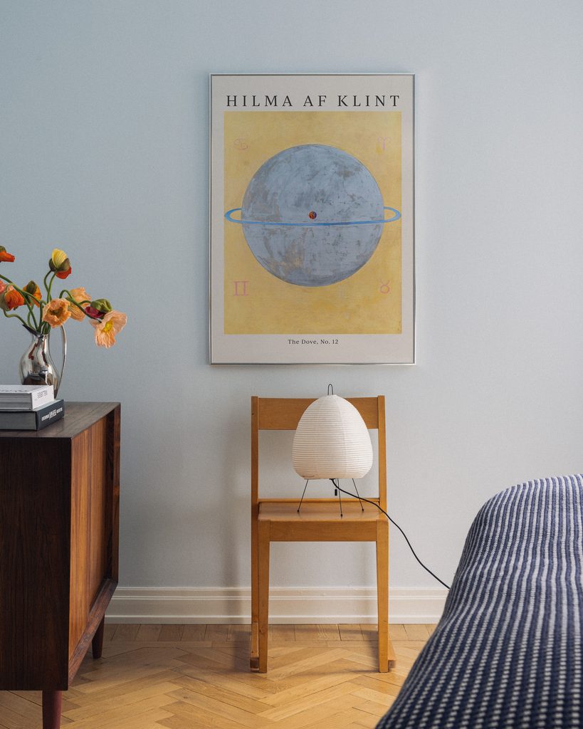 Palette e ambientazione con parete color azzurro cielo per arredare casa con stile