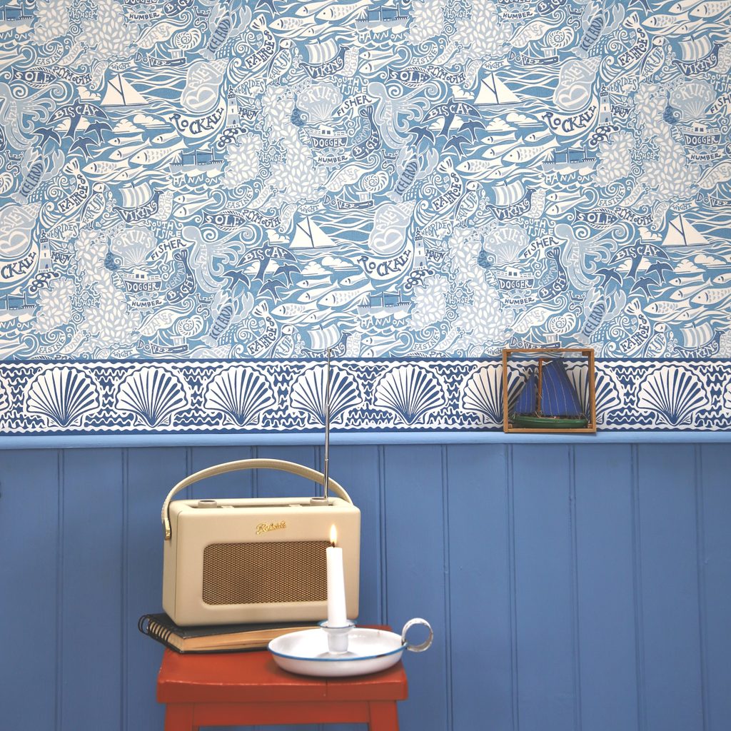 Palette e ambientazione con parete color azzurro cielo per arredare casa con stile