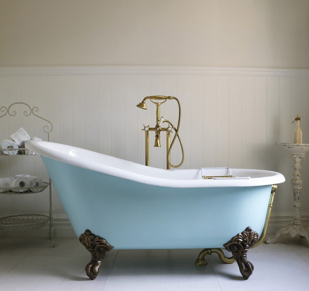 Palette e ambientazione con parete color azzurro cielo per arredare casa con stile