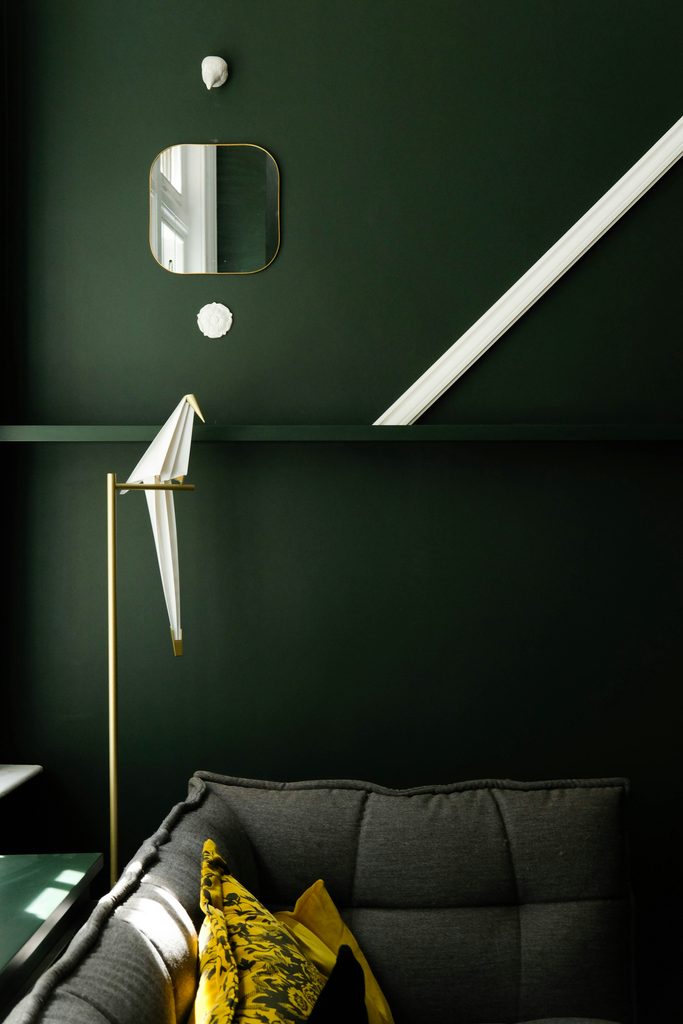Palette e ambientazione con verde petrolio e viola per un arredamento di carattere