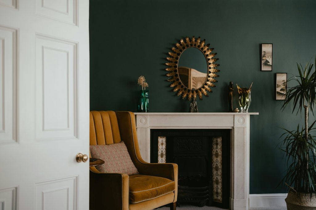 Palette e ambientazione con verde petrolio e viola per un arredamento di carattere
