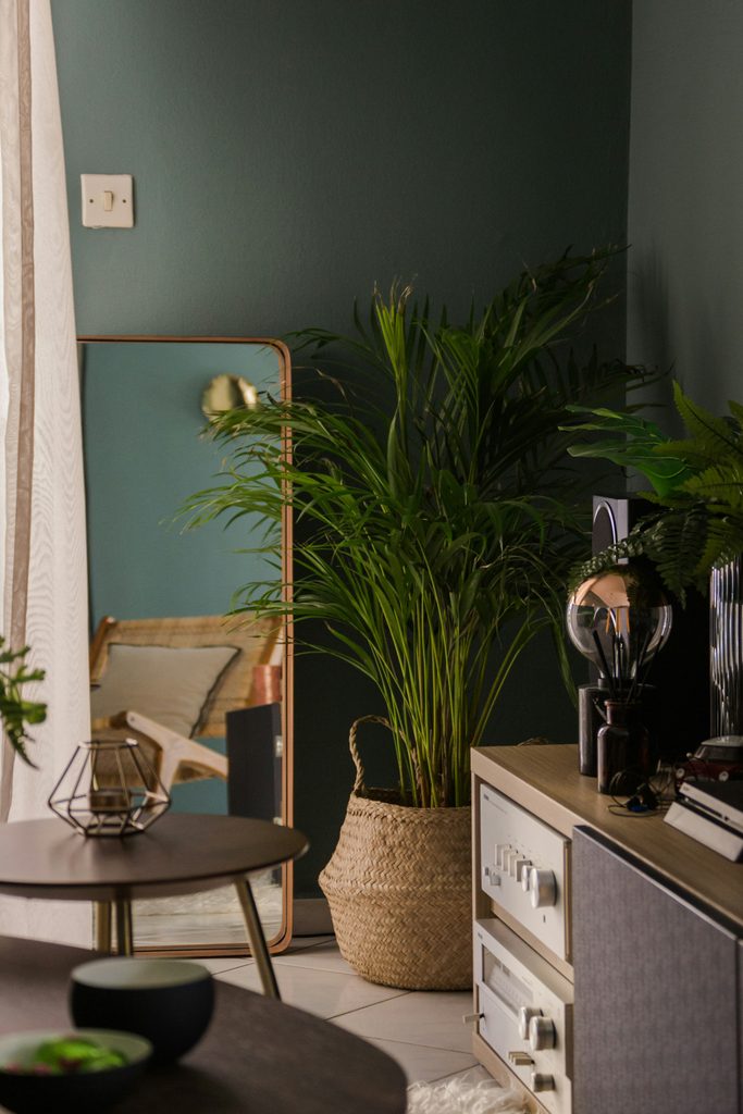 Palette e ambientazione con verde petrolio e viola per un arredamento di carattere