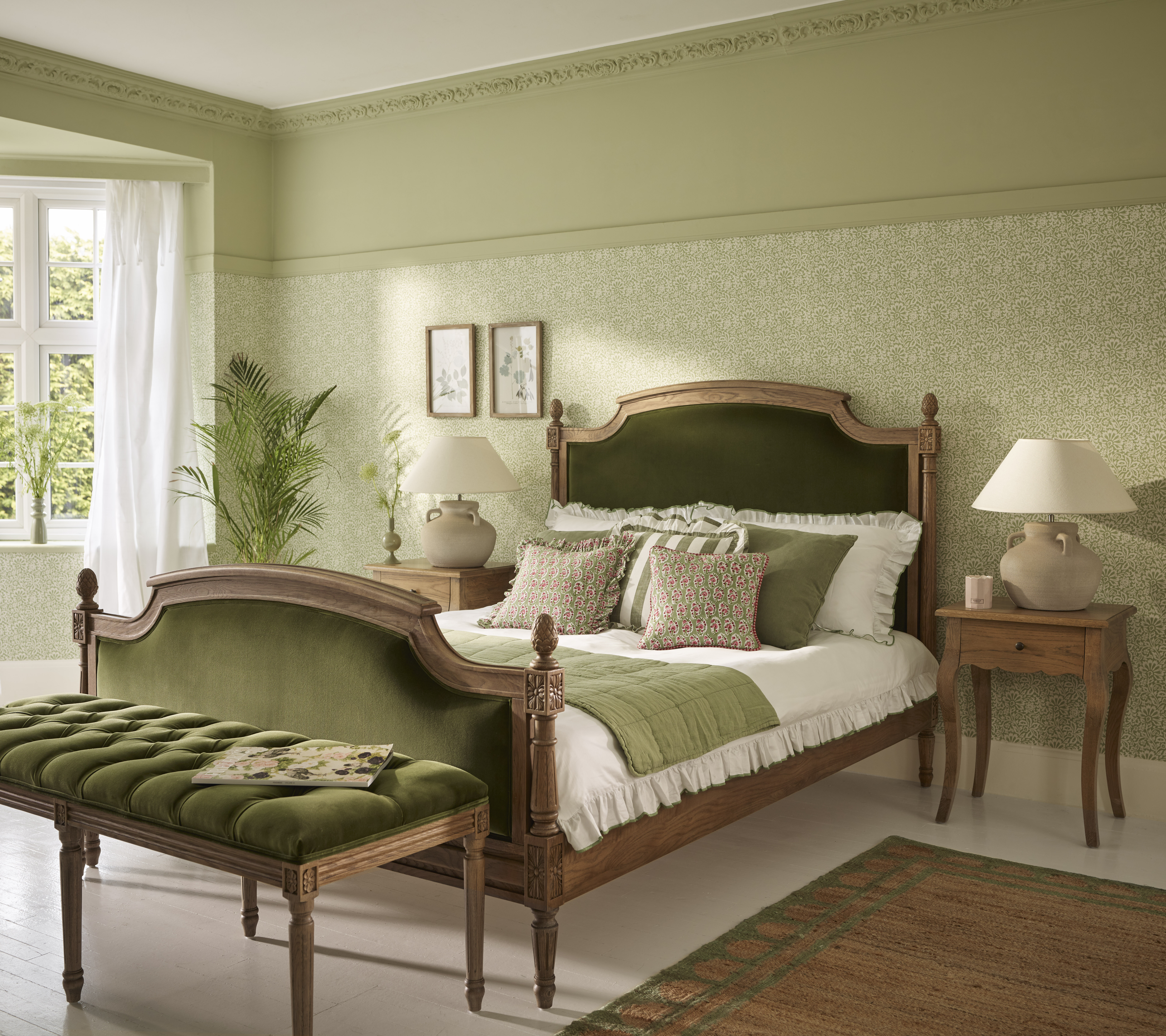 Palette e ambientazione con parete in verde pino per arredare casa con stile