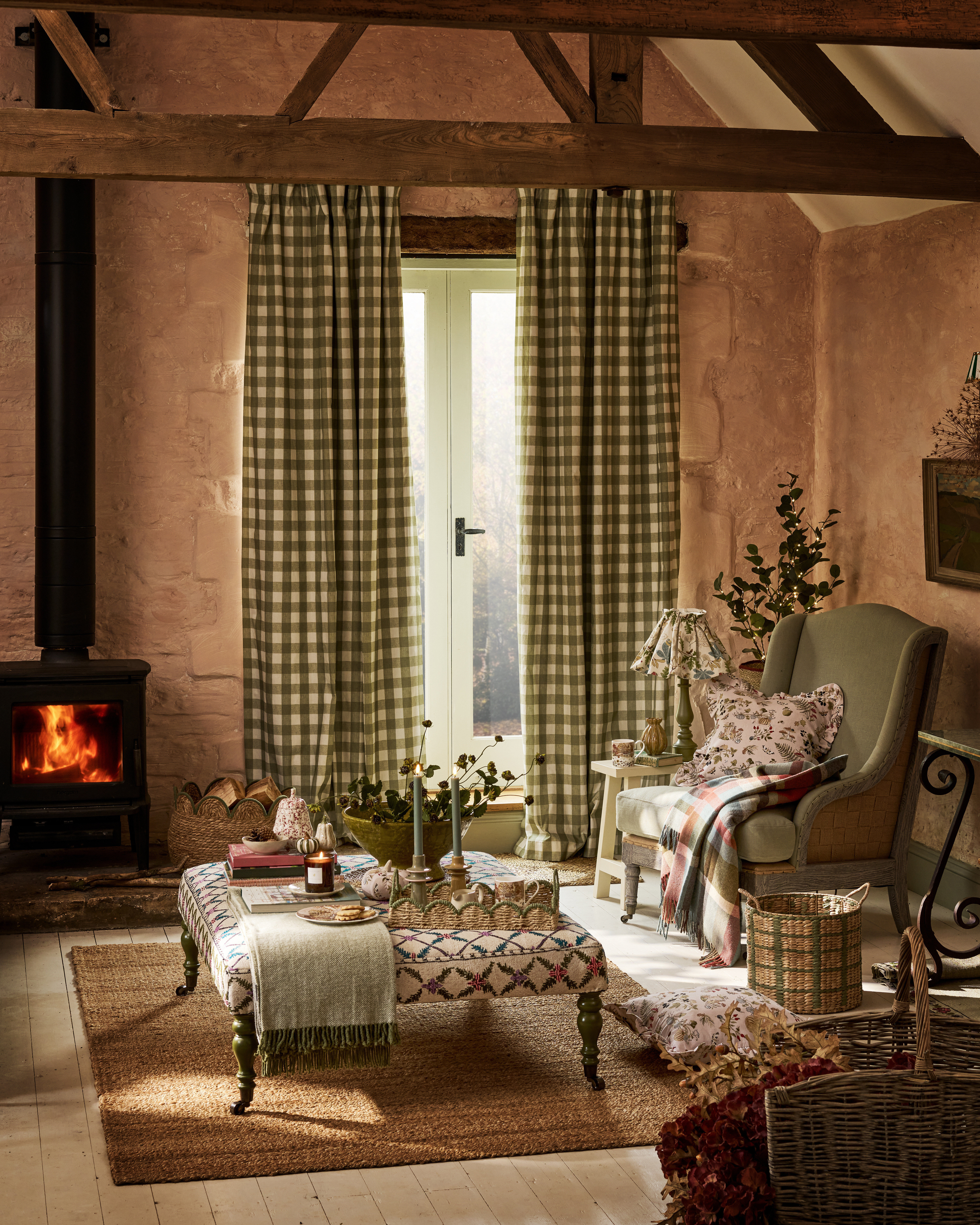 Palette e ambientazione con parete in verde pino per arredare casa con stile
