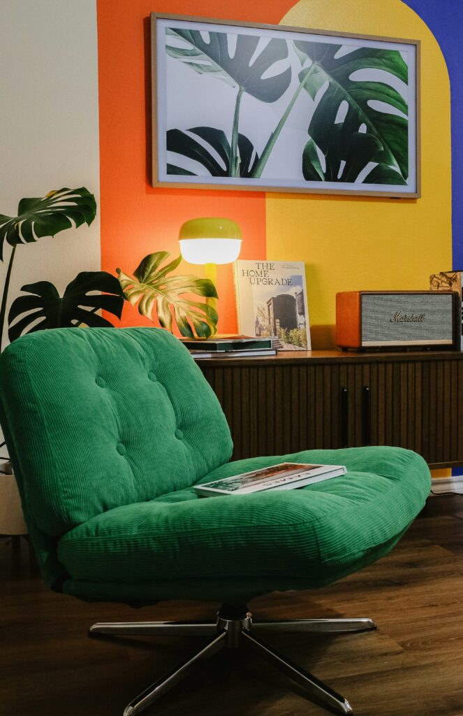 Soggiorno moderno con schema colore saturo per imbiancare casa