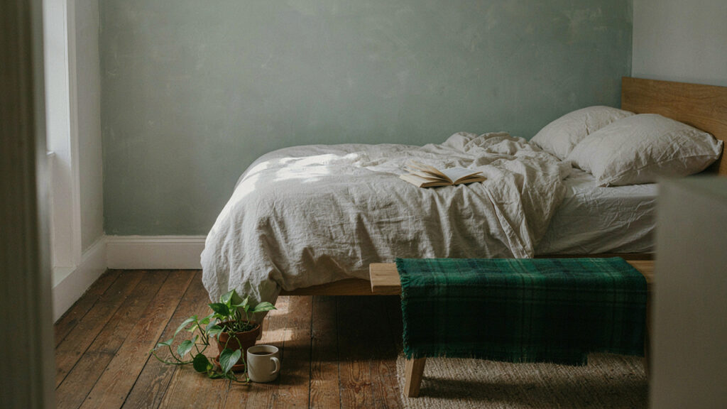 Camera da letto luminosa con schema colore neutro e naturale