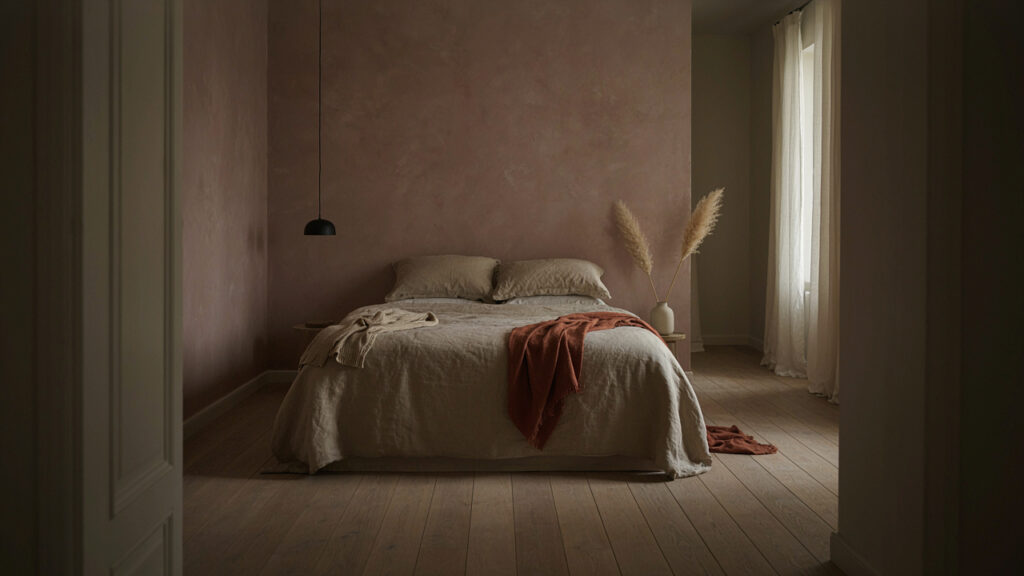 Camera da letto luminosa con schema colore neutro e naturale