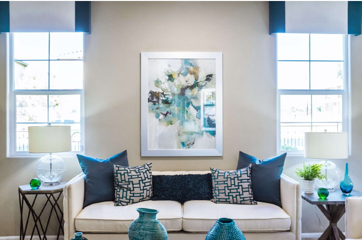 soggiorno bianco e blu in cui arredamento e arte coesistono perfettamente