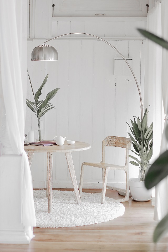 idee arredo casa piccola: tavolo da pranzo in legno tondo con lampada Arco