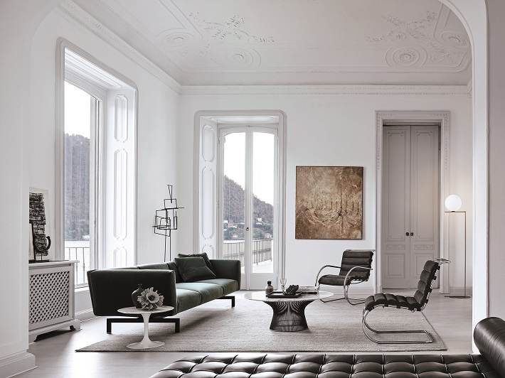 bauhaus e arredamento in un soggiorno dall'architettura classica, reso moderno dagli arredi di design in velluto, acciaio e cuoio