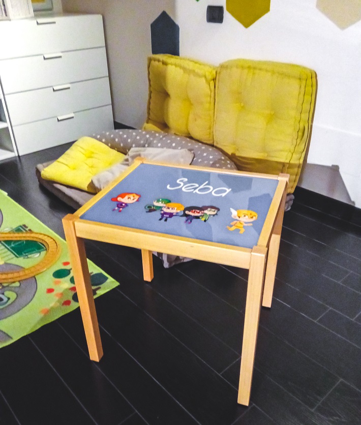 tavolino quadrato in legno con grafica personalizzata