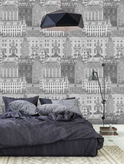 camera da letto con letto grigio in stile contemporaneo e carta da parati con edifici storici