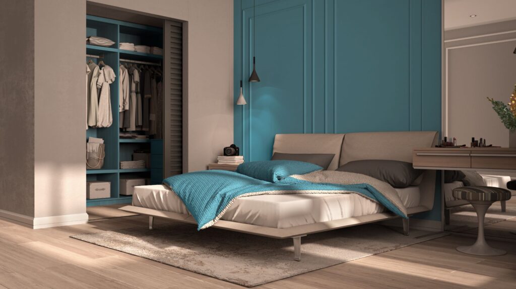 parete camera da letto con boiserie carta da zucchero e letto grigio in legno con piedini e testata imbottita 