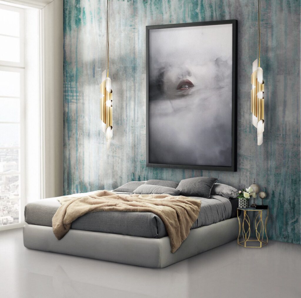 camera con letto contenitore sommier grigio, carta da parati acquarello azzurro polvere e dettagli oro