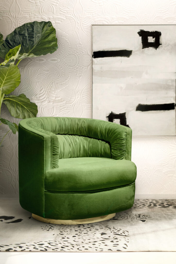 Poltrona in velluto verde su parete con carta da parati 3d e tappeto zebrato