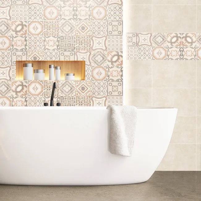 cementine quadrate beige per bagno con vasca