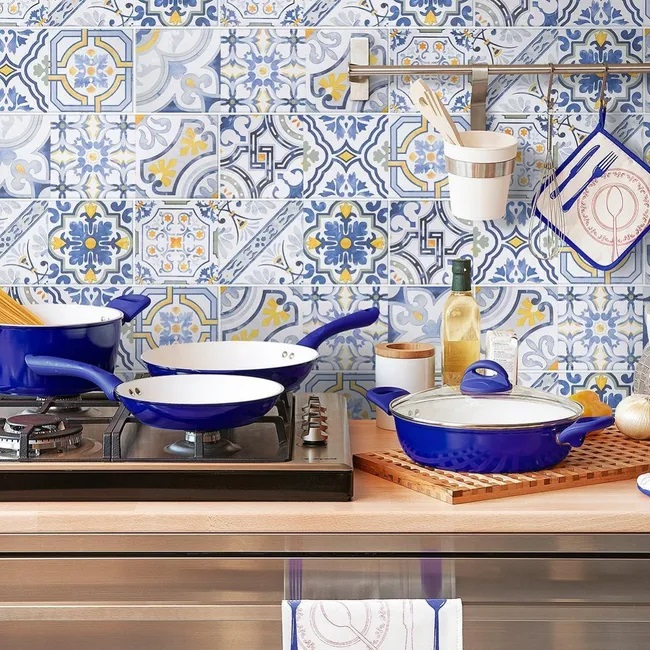 cementine moderne blu e gialle, stile Vietri, per paraschizzi cucina