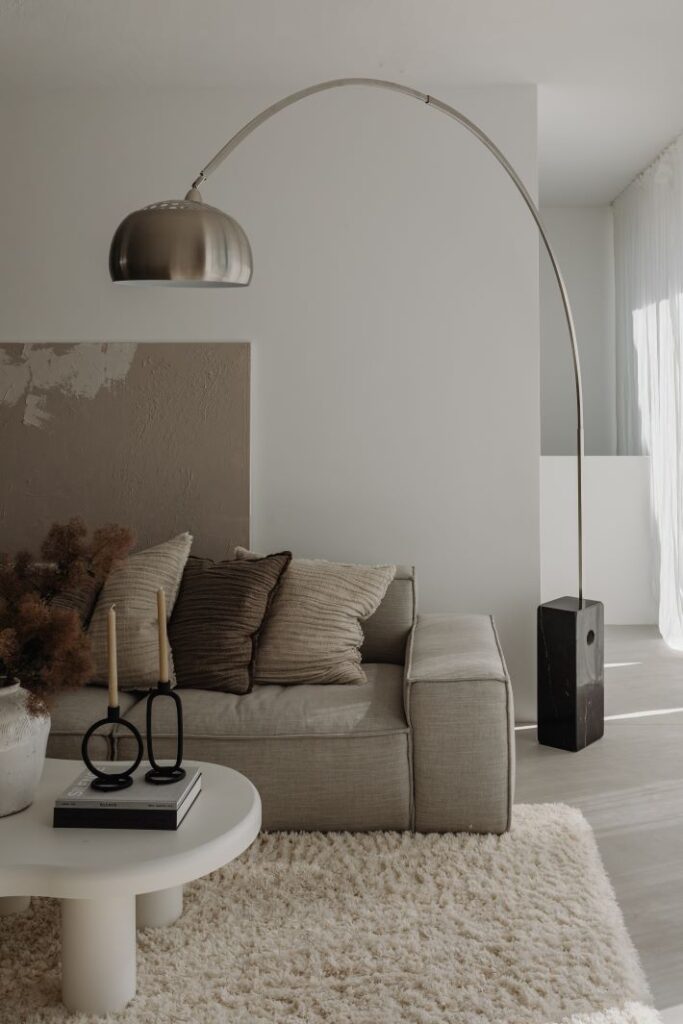 soggiorno in stile contemporaneo nei toni neutri, con divano beige e cuscini marroni